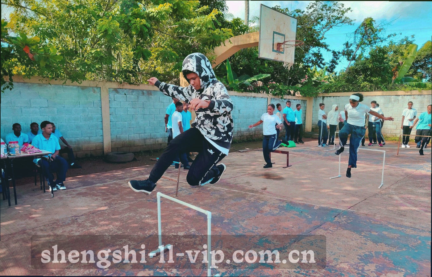 抽象的城市坐标网点连线示意图，暖橙色节点沿青色线条分布